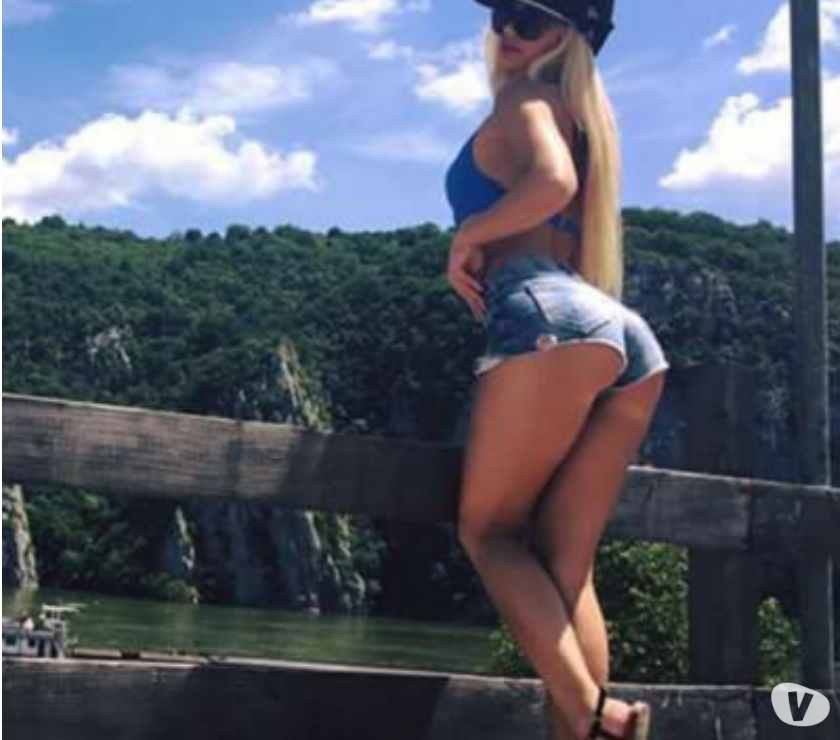Sympathique blonde souriante vous accueille